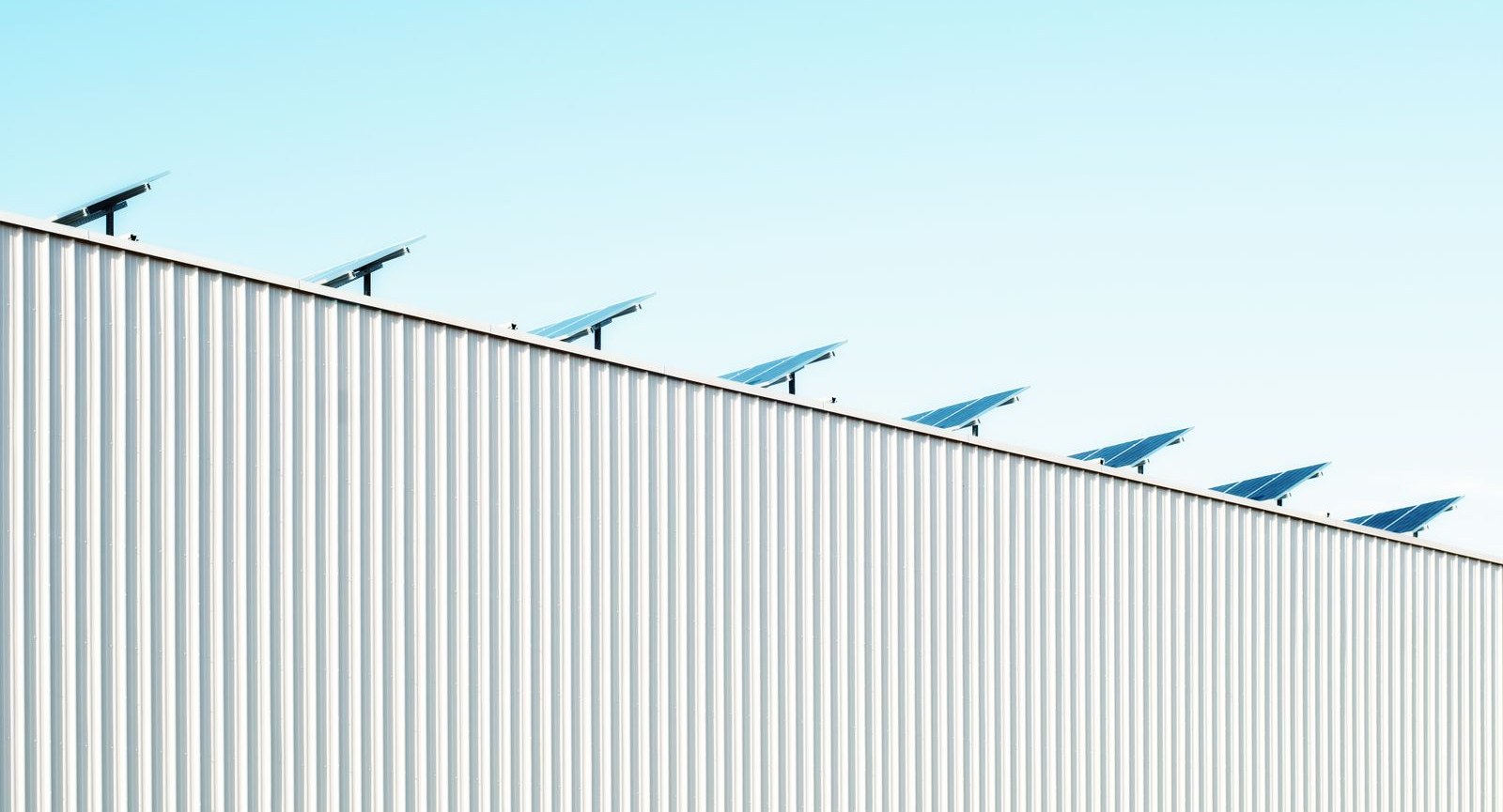 PV-Module über der Dachkante einer Industriehalle